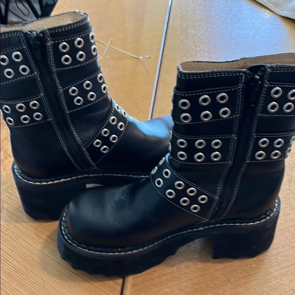 Very rare, discontinued John Fluevog Tank Girl Black Boots with Buckle Straps - Picture 8 of 10